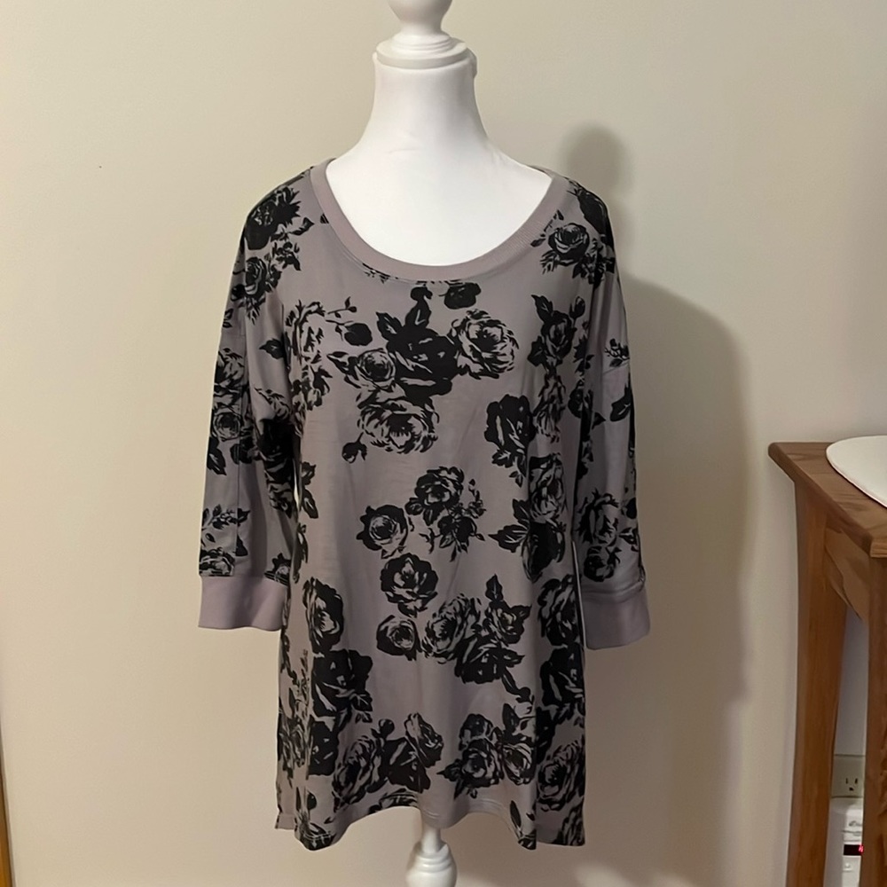 NWT M LuLaRoe Cozy Kate top lavender background with shades of dark purple roses